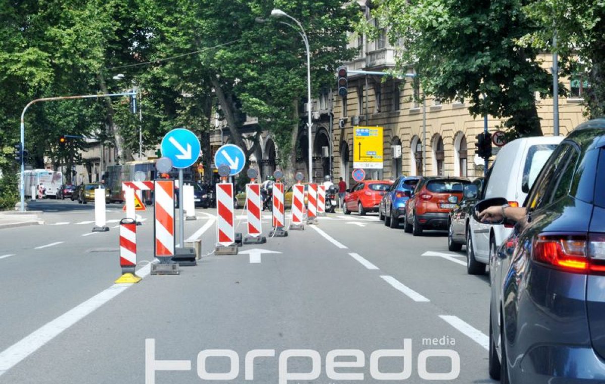 FOTO Provjerili smo kakav je promet na raskopanoj Krešimirovoj – Zbog manje automobila u gradu, zasad bez masovnih gužvi