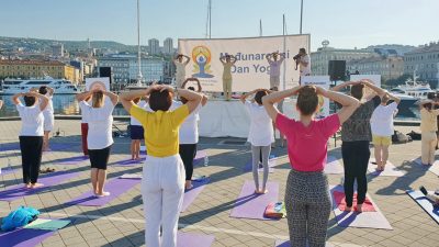 Zajedničkim vježbanjem na Molo longu Rijeka obilježila Međunarodni dan joge