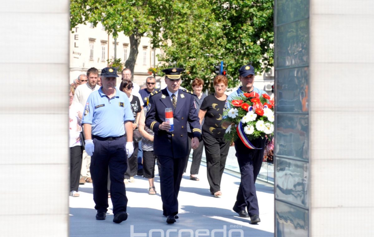 FOTO/VIDEO Rijeka je proslavila Dan državnosti: Položeni vijenci u čast poginulih u Domovinskom ratu