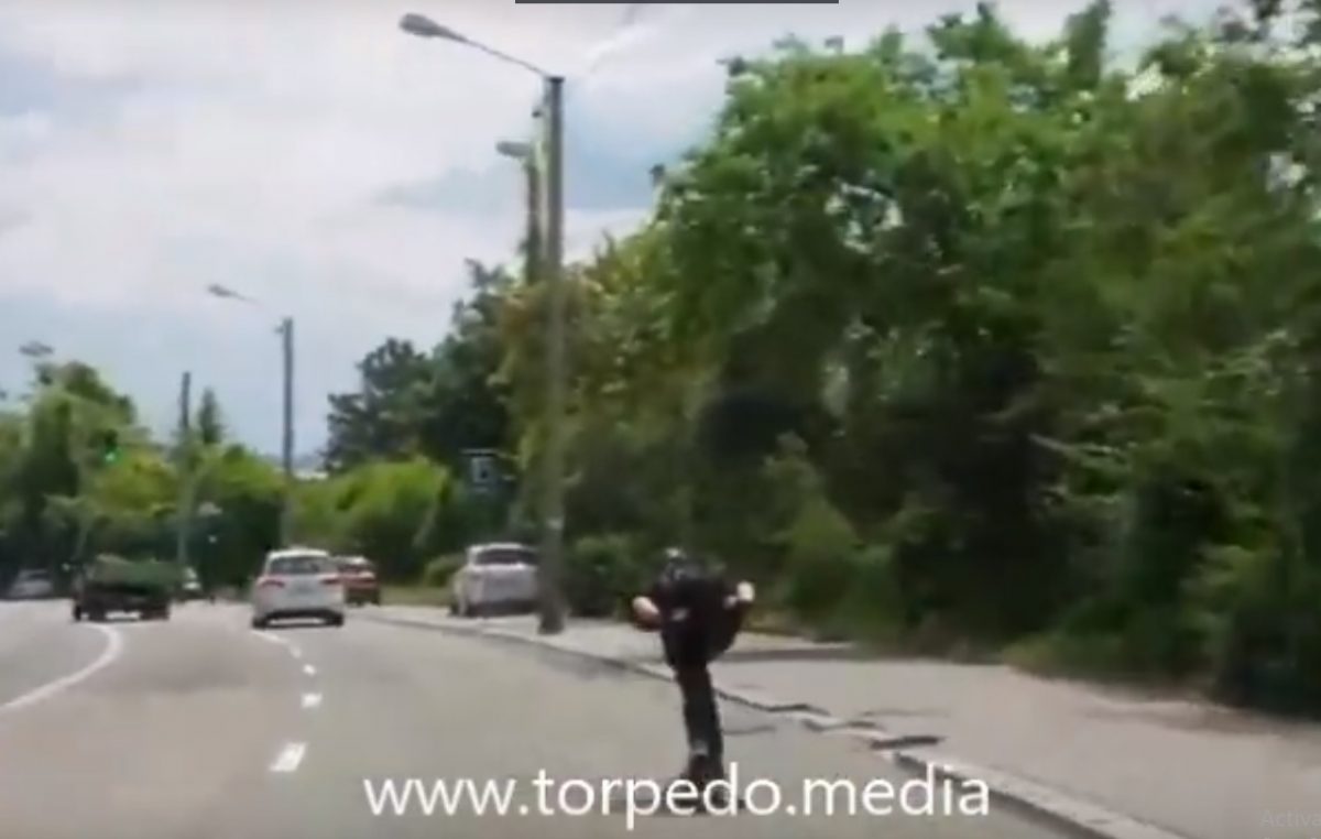 VIDEO Luda snimka s riječkih ulica – Na skejtu se utrkivao s automobilima!
