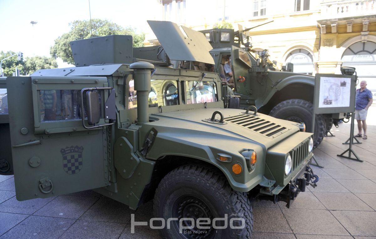 FOTO Vojska ‘okupirala’ Korzo – Građani sa zanimanjem ‘isprobali’ vojna vozila, oružje i opremu