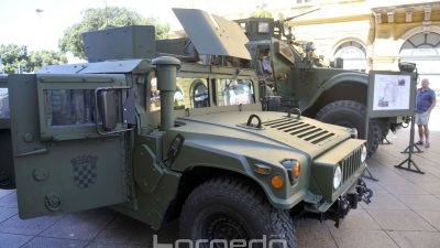 FOTO Vojska ‘okupirala’ Korzo – Građani sa zanimanjem ‘isprobali’ vojna vozila, oružje i opremu