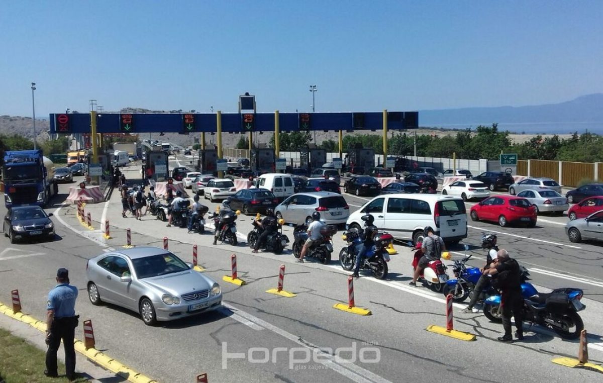FOTO/VIDEO Plaćanje lipama samo dijelom usporilo rad: Održana akcija ‘blokade’ Krčkog mosta, ali policija je bila spremna