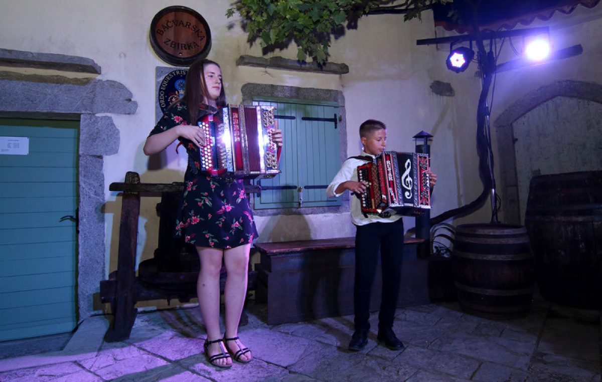 Mladi harmonikaši Dorian Rubeša i Ema Sušanj otvorili Ritam dvorišta 28. Kastafskog kulturnog leta