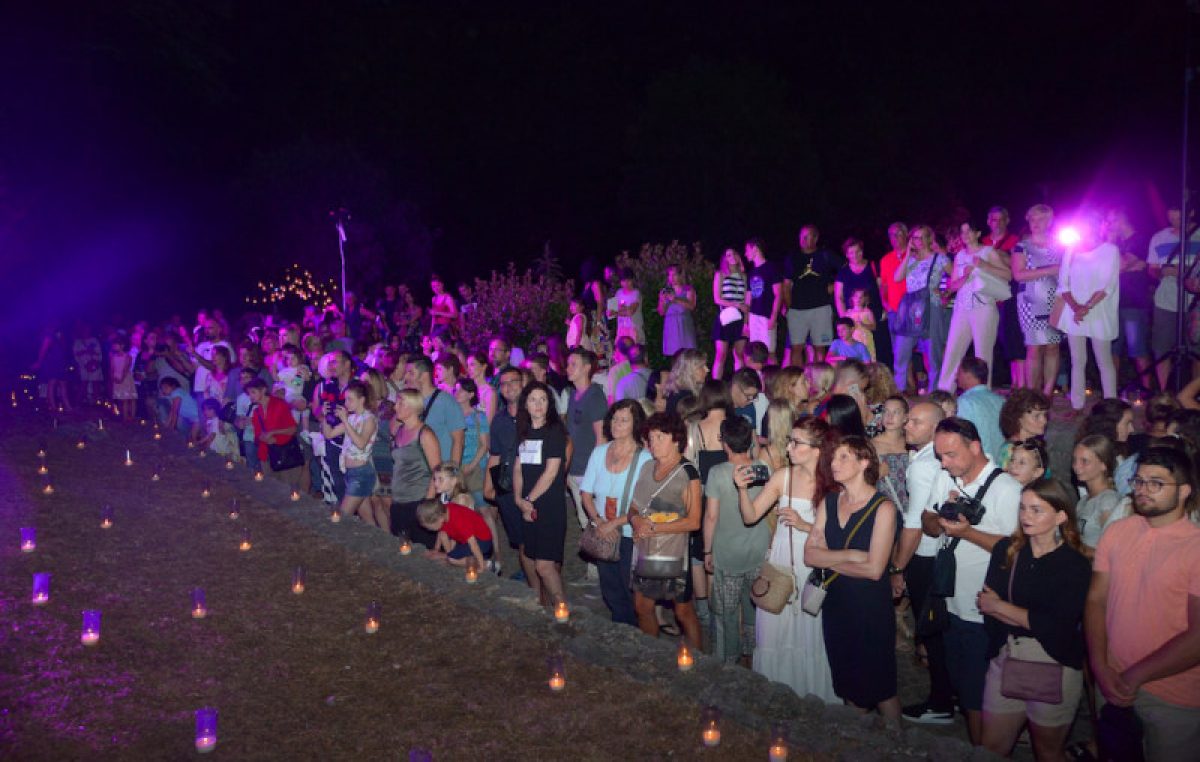 FOTO 5000 svijeća i još više posjetitelja na spektakularnom otvaranju 14. Ljeta na Gradini!