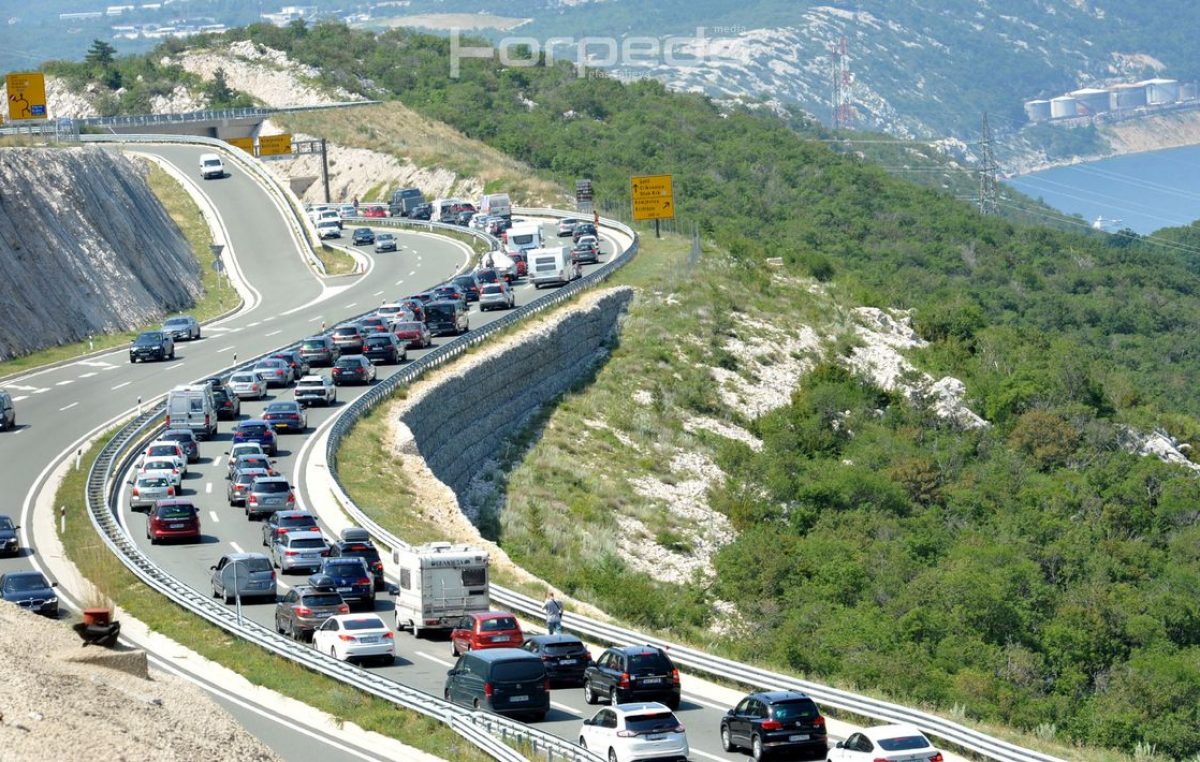 Kolone svugdje oko nas – Protekli vikend bio je ‘najgužvovitiji’ u godini, autocestama prošao skoro milijun auta