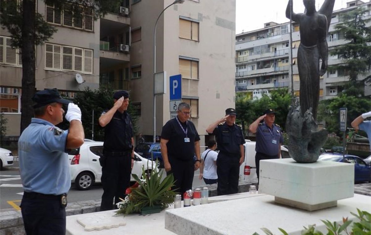 Policajci odali počast poginulim kolegama: Obilježen Dan pobjede i domovinske zahvalnosti i Dan hrvatskih branitelja