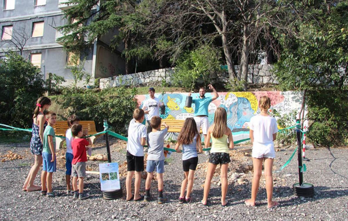 Sadnjom voćaka i izradom murala oplemenili zapušteni park na Kozali