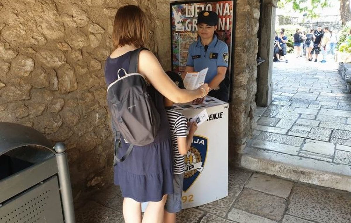 Riječki policajci u suradnji s kolegama iz inozemstva savjetovali turiste o prevenciji kriminaliteta