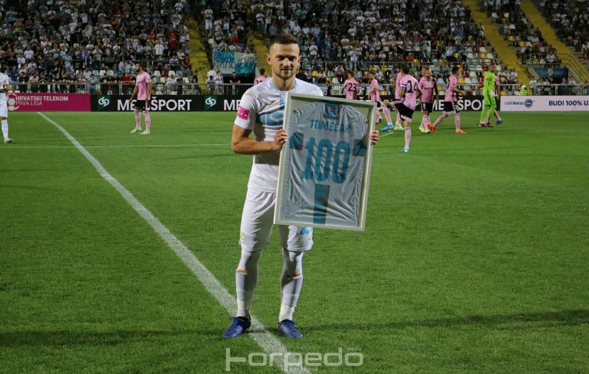 VIDEO Jubilarac u ‘bijelom’: Ivan Tomečak dobio dres s brojem 100 za svojih sto nastupa za Rijeku