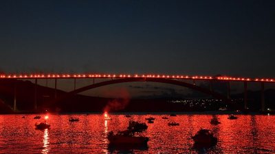 FOTO/VIDEO Moćna slika s Krčkog mosta – Nebo osvijetlile 222 baklje za poginule branitelje