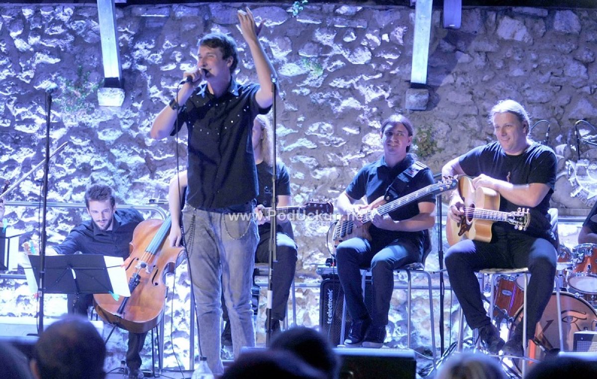 FOTO/VIDEO Na Trsatskoj gradini održan unplugged koncert Keopsa uz pratnju gudačkog kvarteta