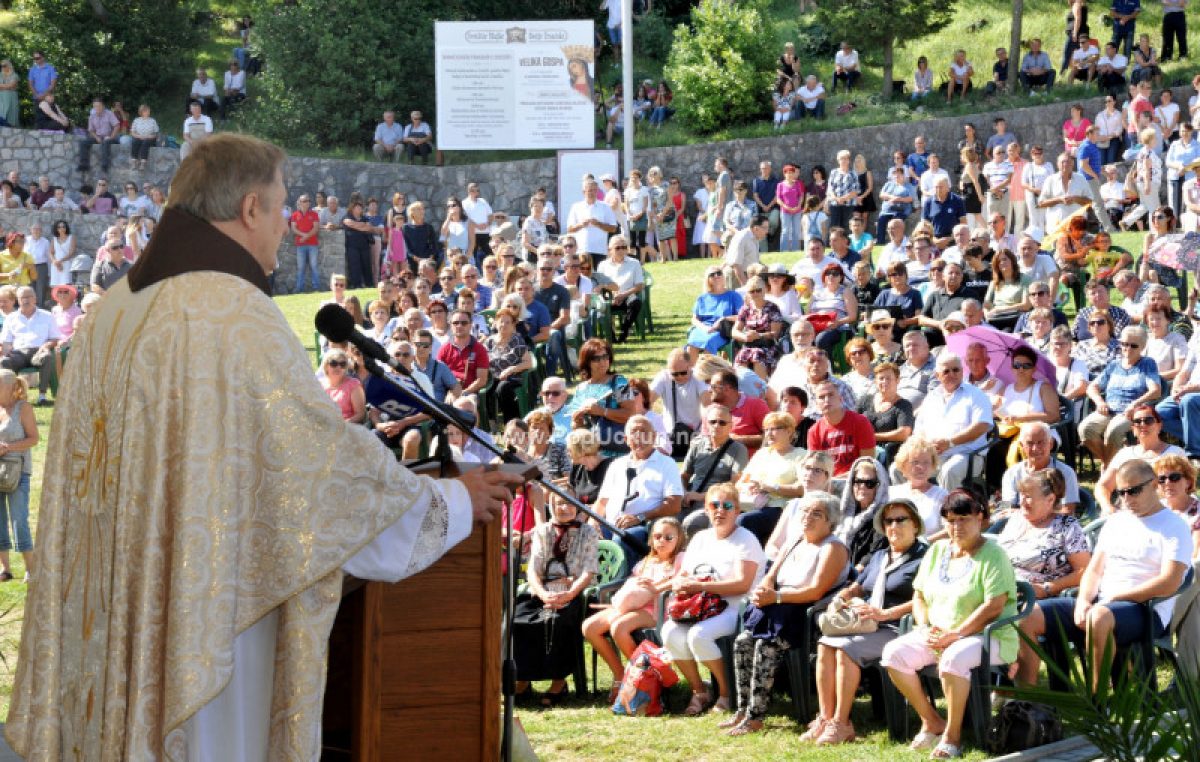 Trsat kao ‘mravinjak’ – Deseci tisuća ljudi stigli na proslavu Vele Gospe u najstarije marijansko svetište