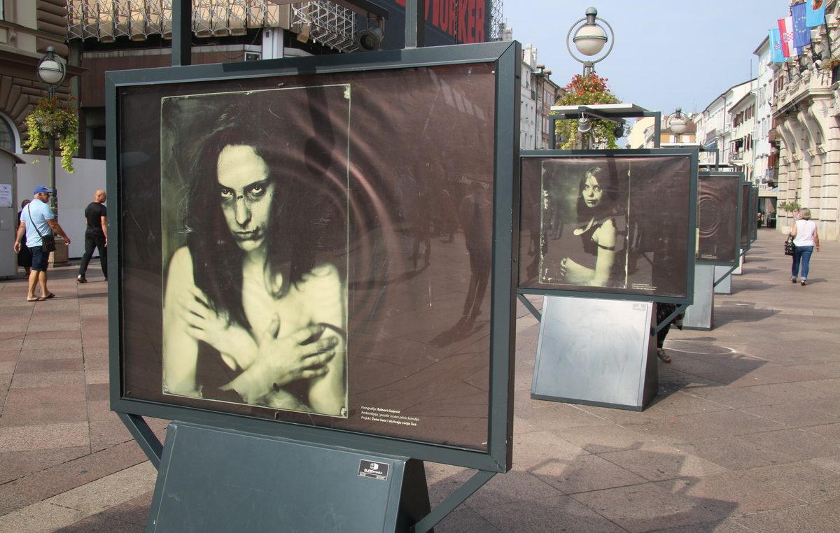 Žene šute i skrivaju svoje lice – Na Korzu postavljena izložba o nasilju nad ženama