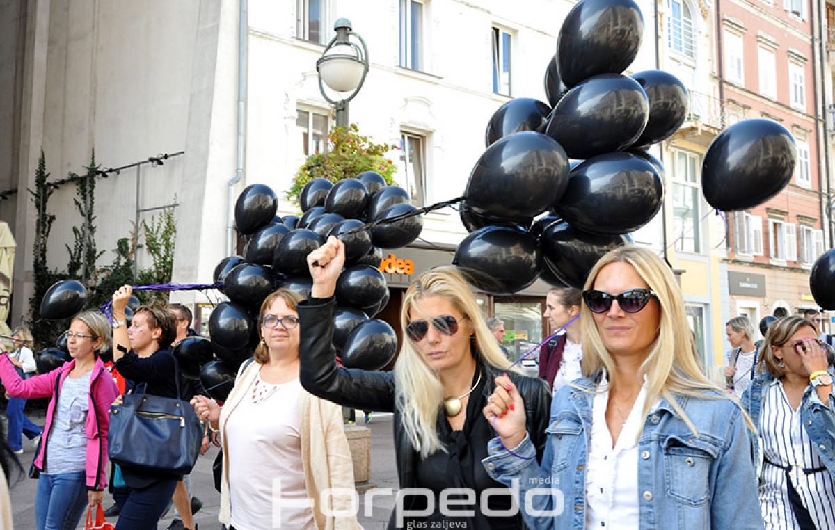 FOTO Puštanjem crnih balona na Korzu obilježen Nacionalni dan borbe protiv nasilja nad ženama