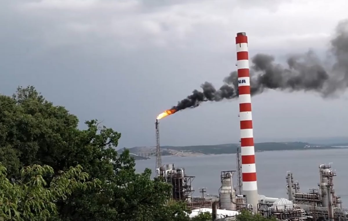 VIDEO Novi ispad Rafinerije Urinj – Mještane zabrinuo i naljutio gusti crni dim i vatra koja je sukljala iz baklji