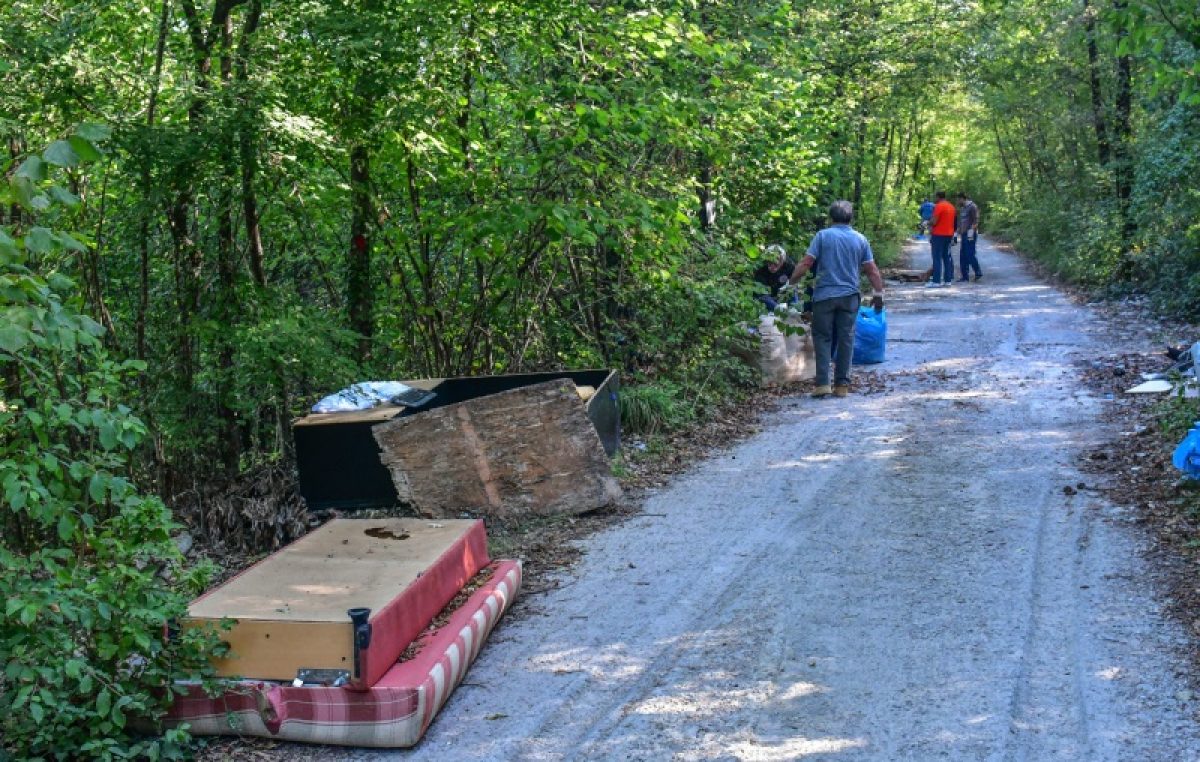 FOTO Dvadesetak volontera čistilo šumu na granici s općinom Viškovo @ Kastav