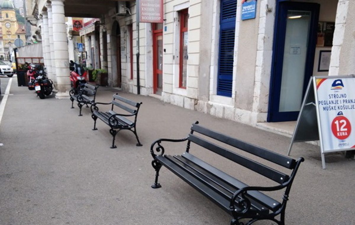 U OKU KAMERE Postavljeno pet klupa na Rivi Boduli – Odmor za pješake, prepreka za neodgovorne vozače