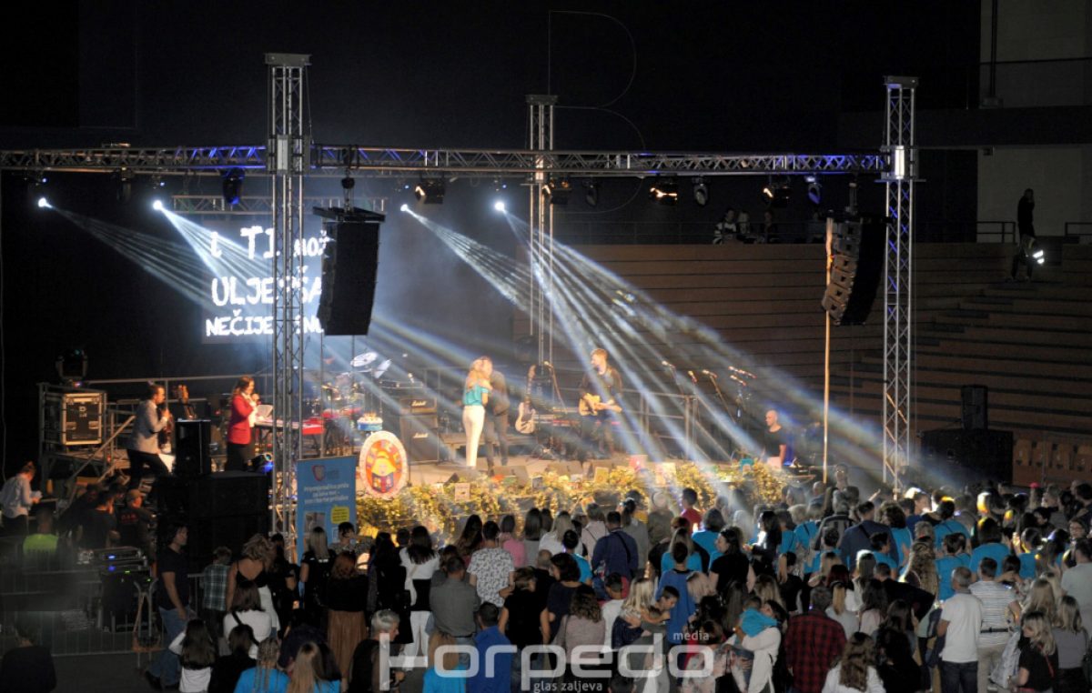 FOTO Brojna publika uživa uz velike estradne zvijezde na humanitarnom koncertu udruge Portić