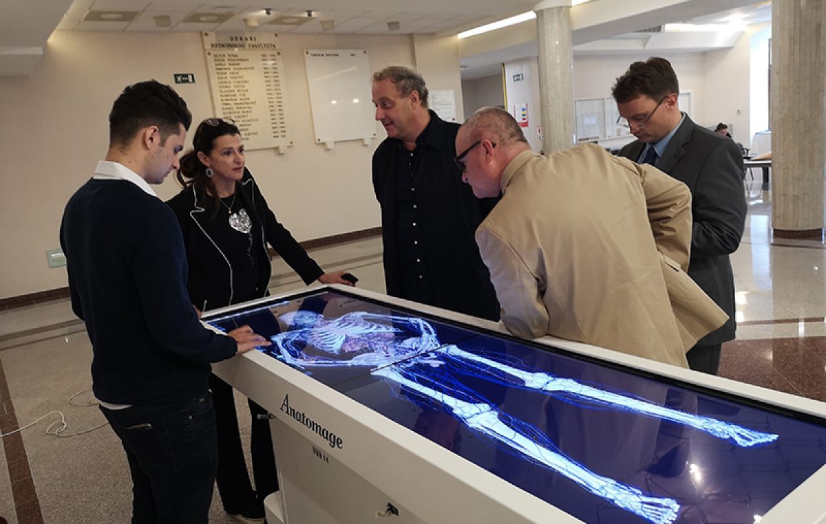 Medicinski fakultet u Rijeci pokrenuo akciju prikupljanja sredstava za nabavku Anatomage stola – modernog uređaja za proučavanje građe ljudskog tijela