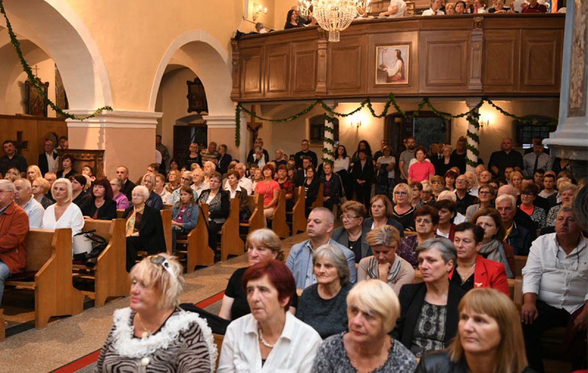 Euharistijskim slavljima proslavljena Mihoja – Predsjednica Grabar Kitarović prisustvovala misi u Jelenju