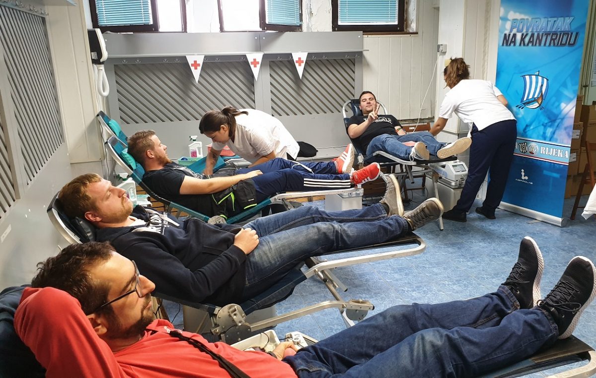 U OKU KAMERE Brojni Riječani odazvali se na dobrovoljno darivanje krvi @  Kantrida