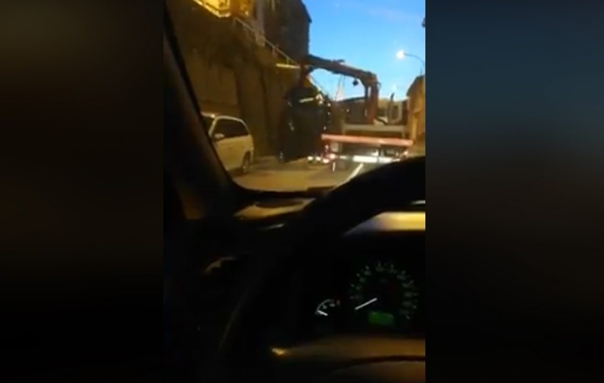 VIDEO Riječki Pat i Mat u pokušaju uklanjanja vozila – Intervencija ‘pauka’ u Ružićevoj pretvorila se zbrajanje štete na automobilu