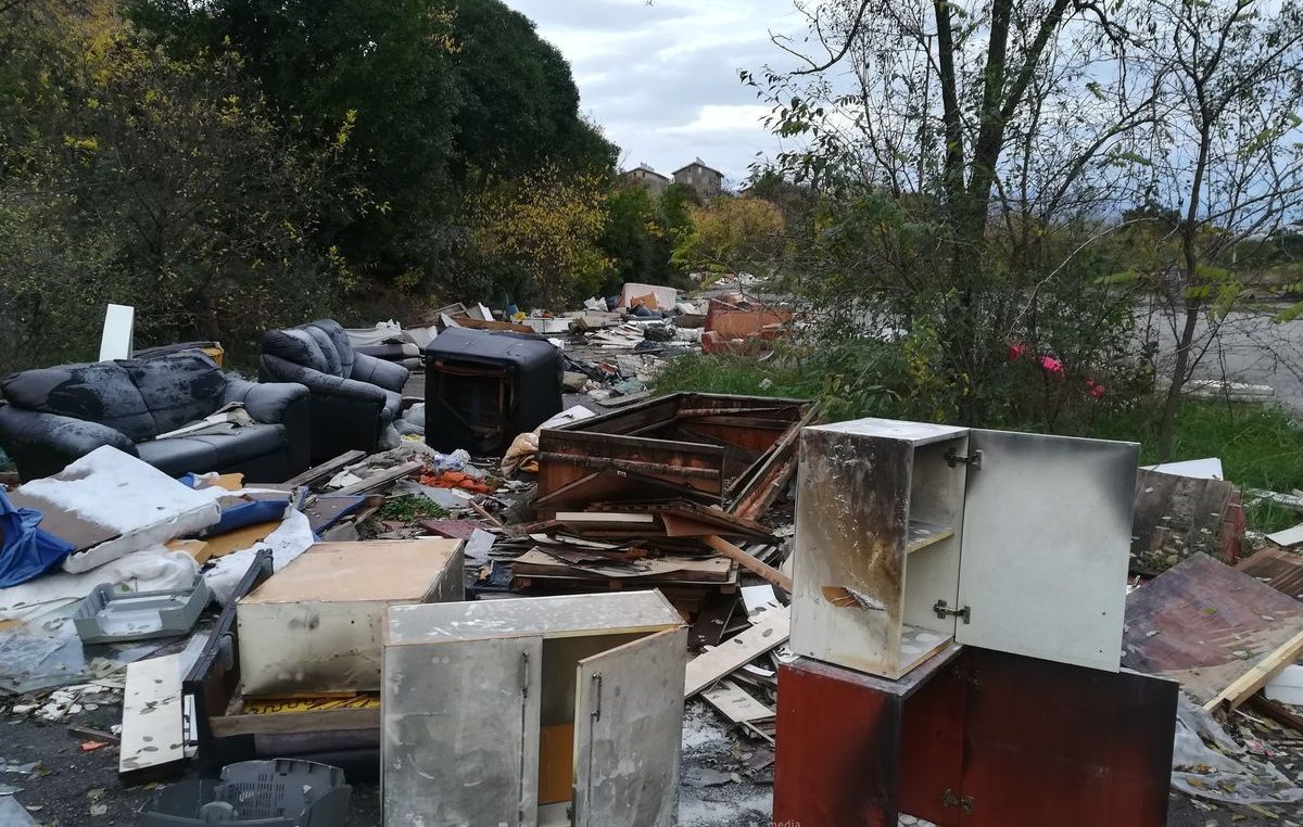 Divlji deponij umjesto reciklažnog dvorišta – Slijepa ulica na Krnjevu postala smetlište za krupni otpad