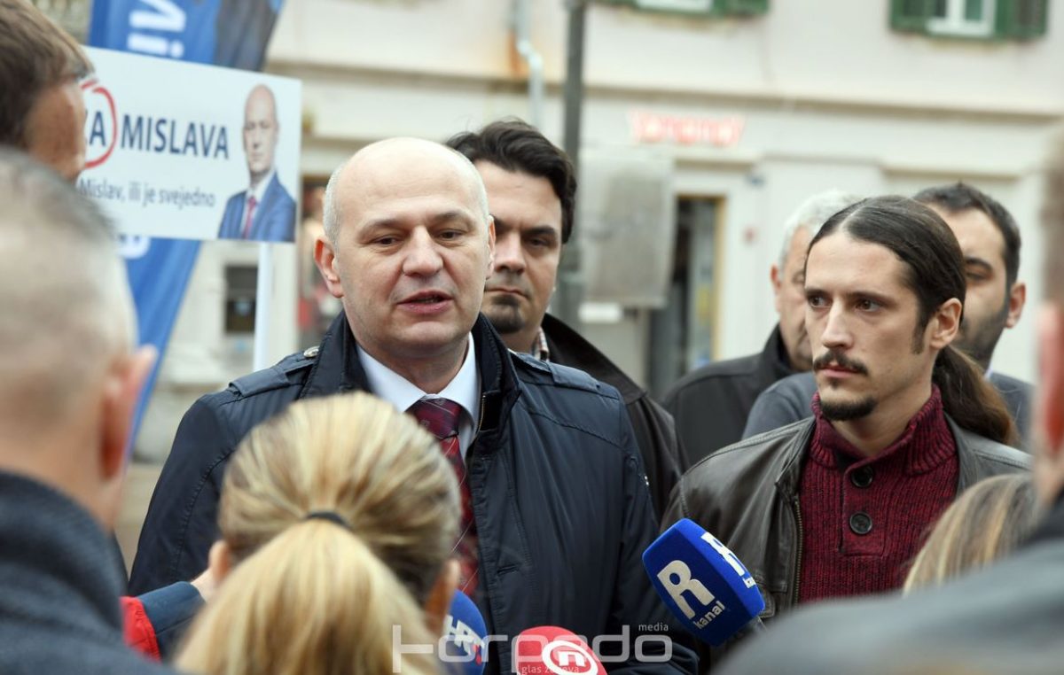 Kolakušić na Korzu predstavio program i tražio podršku: ‘Hrvatska je u iznimno teškoj situaciji’