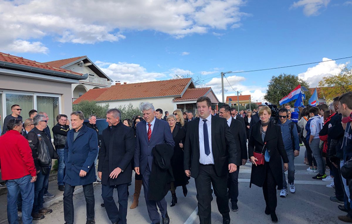 Čelnici PGŽ na komemoraciji u Škabrnji odali počast nevinim žrtvama i svim stradalim braniteljima