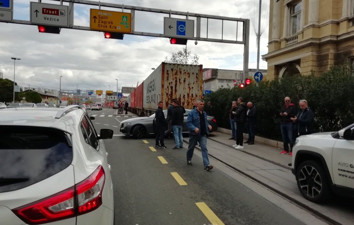 Vlak ‘pokupio’ automobil kod kazališta: Prometna nesreća ‘odsjekla’ tržnicu i stvorila kaos u centru grada