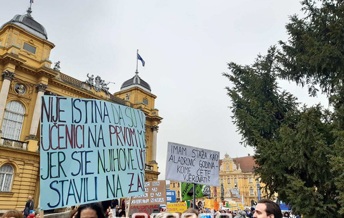 FOTO/VIDEO Prosvjetari „zauzeli“ Trg bana Jelačića, među prosvjednicima i stotine učitelja iz Rijeke i županije