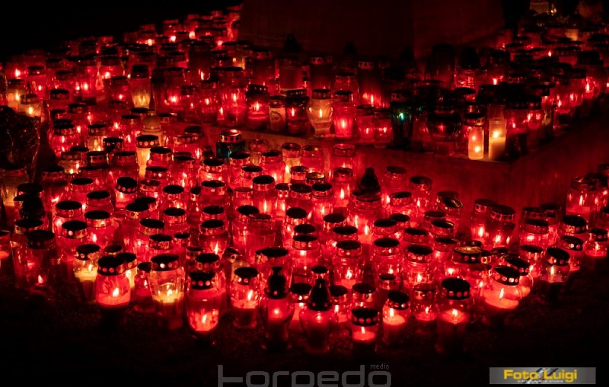 FOTO Sjećanje na drage pokojnike – Stotine lumina obasjale groblja na blagdan Svih svetih