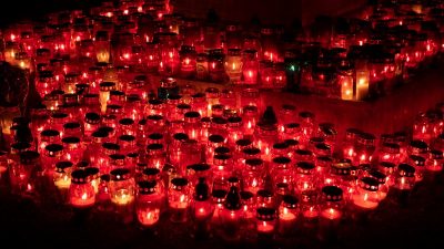FOTO Sjećanje na drage pokojnike – Stotine lumina obasjale groblja na blagdan Svih svetih