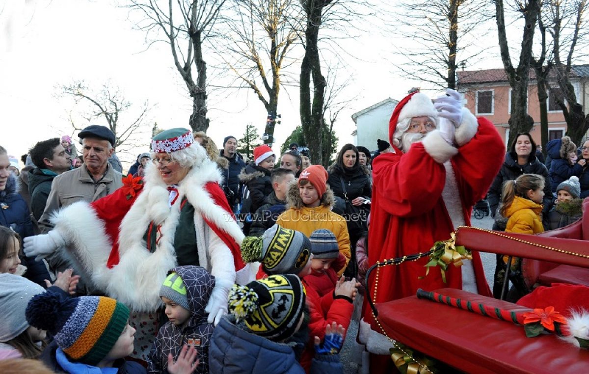 VIDEO/FOTO Advent u Kastvu – Baka i Djed Mraz razveselili brojne mališane na Crekvini