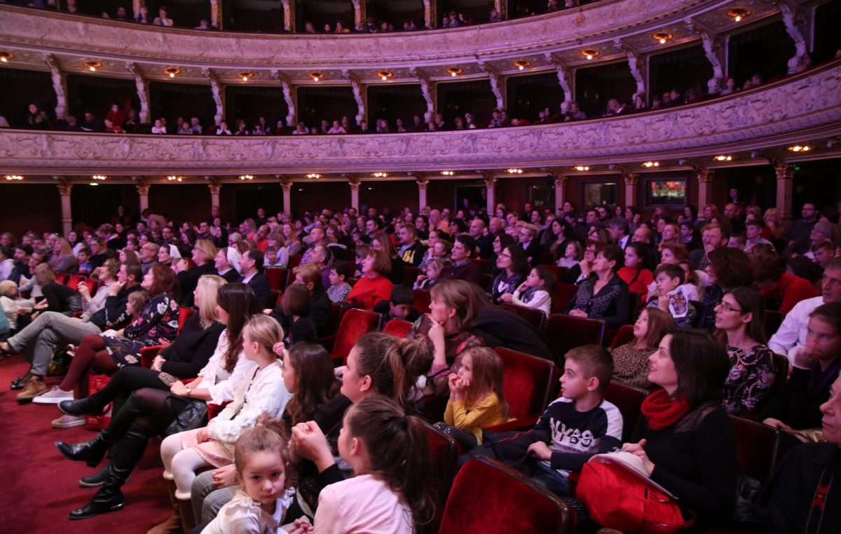 U OKU KAMERE Dječji novogodišnji koncert oduševio brojne mališane u gledalištu ‘Zajca’