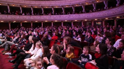 U OKU KAMERE Dječji novogodišnji koncert oduševio brojne mališane u gledalištu ‘Zajca’