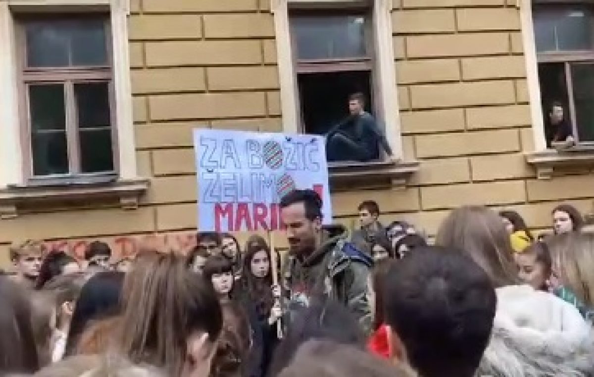 VIDEO Gimnazijalci ‘opkolili’ zgradu PSHG, Miletić se oprostio emotivnim govorom: ‘Jasno vam je da moram poć’