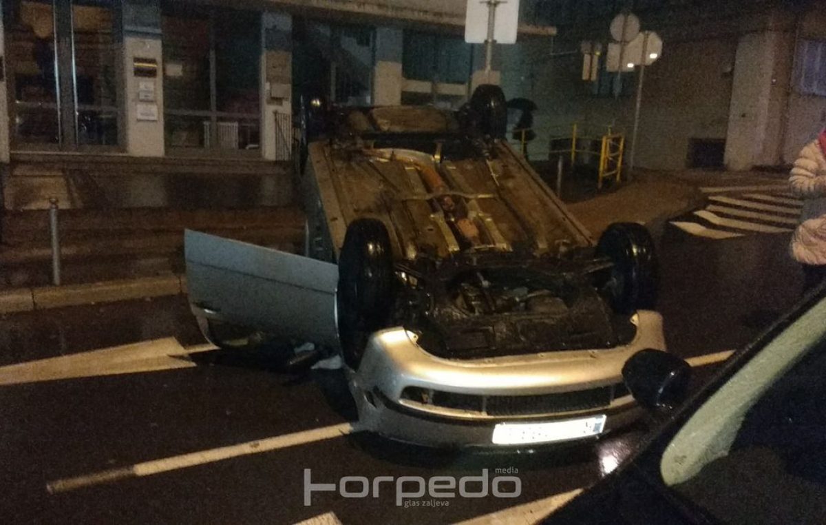 Šokantna nesreća blokirala Ciottinu ulicu: Automobil udario u parkirano vozilo i prevrnuo se na krov