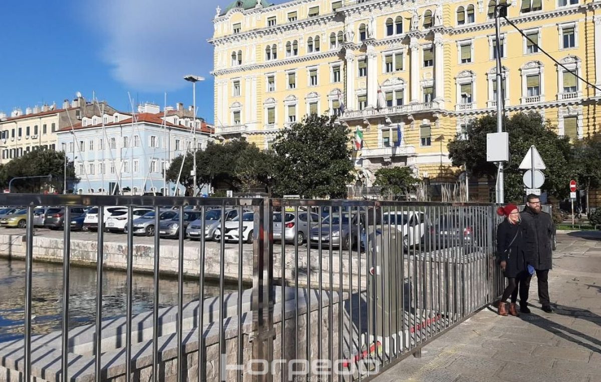 Građani neugodno iznenađeni ‘barikadama’ na obali: ‘Ograde ostaju dok se obala ne oslobodi od automobila’