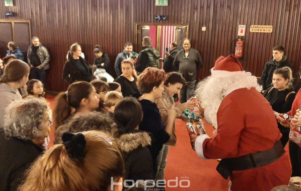 FOTO Djed Mraz razveselio 250 mališana romske manjine – Lijepo druženje u Art kinu uz crtiće i darove