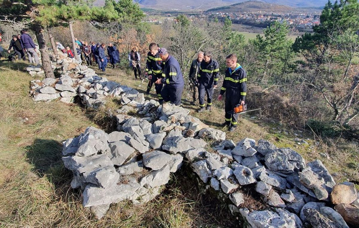 U OKU KAMERE Održana volonterska akcija čišćenja Rimskih zidina u Jelenju