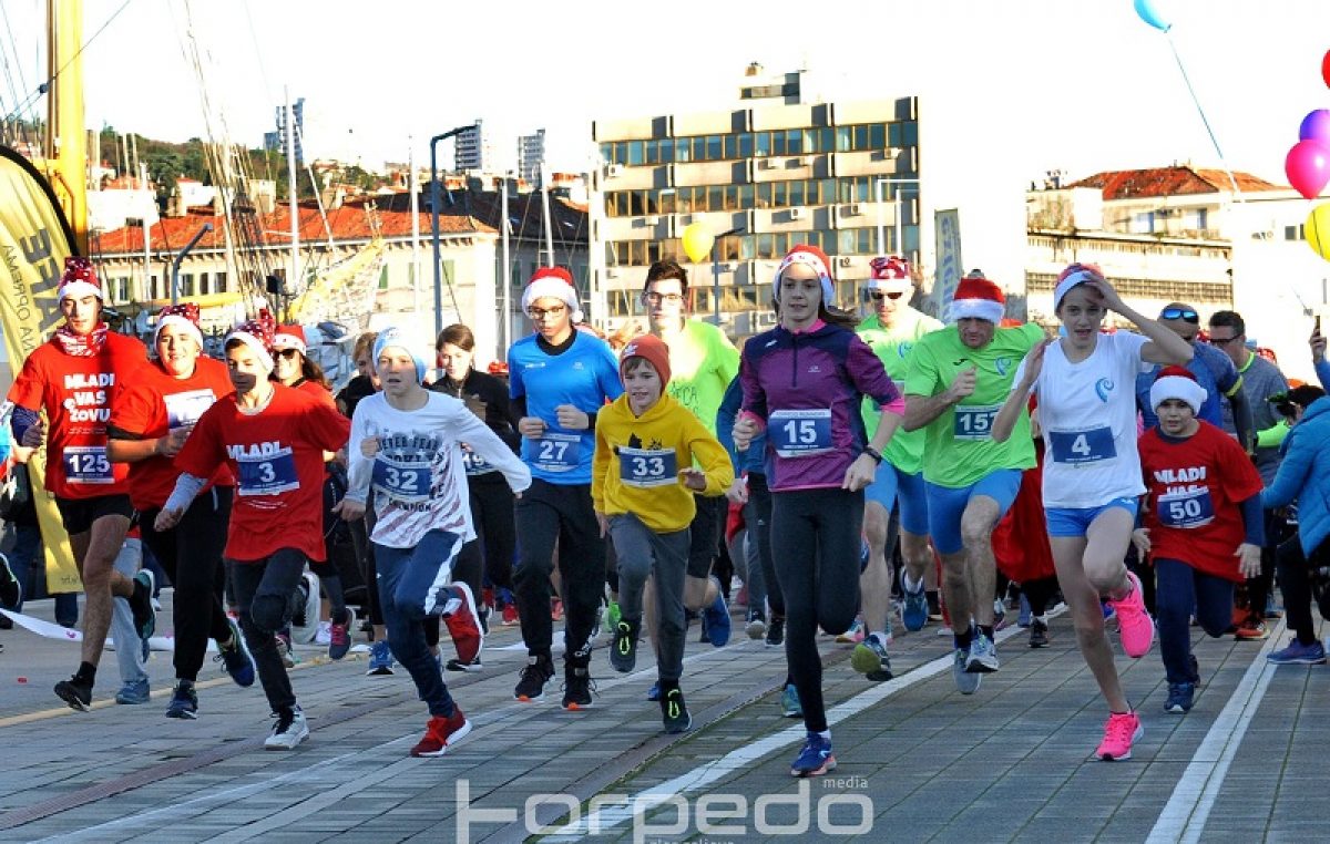 FOTO HoHoHo Run okupio više od stotinu sudionika u jedinstvenom sportskom i humanitarnom događanju