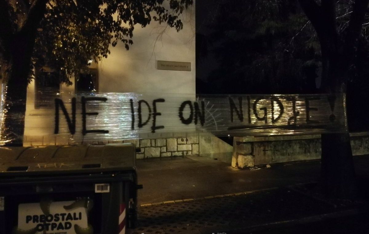 U OKU KAMERE Ispred Sušačke osvanuli grafiti podrške smijenjenom vjeroučitelju Marinu Miletiću