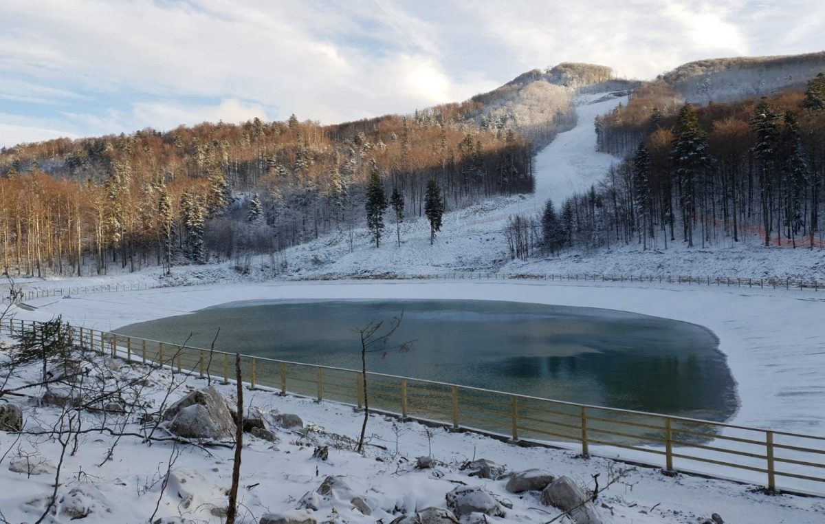 PREKRASNI PLATAK! Zimska idila na novom jezeru: Popularno izletište osvanulo pod bijelim pokrivačem