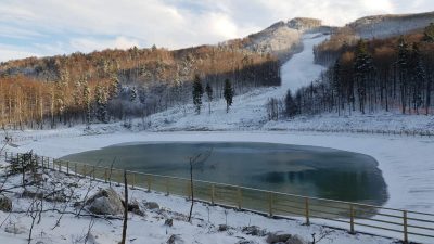 PREKRASNI PLATAK! Zimska idila na novom jezeru: Popularno izletište osvanulo pod bijelim pokrivačem