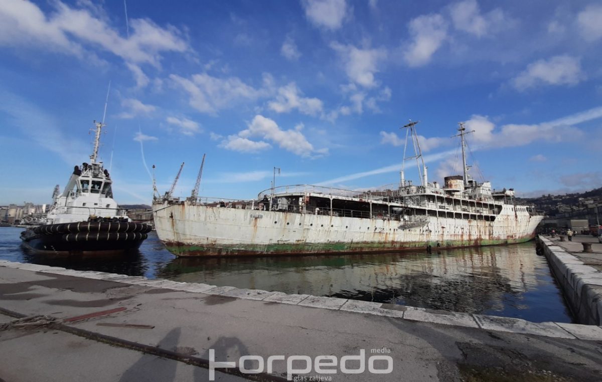 FOTO/VIDEO Tegljenje broda Galeb u brodogradilište u Kraljevicu