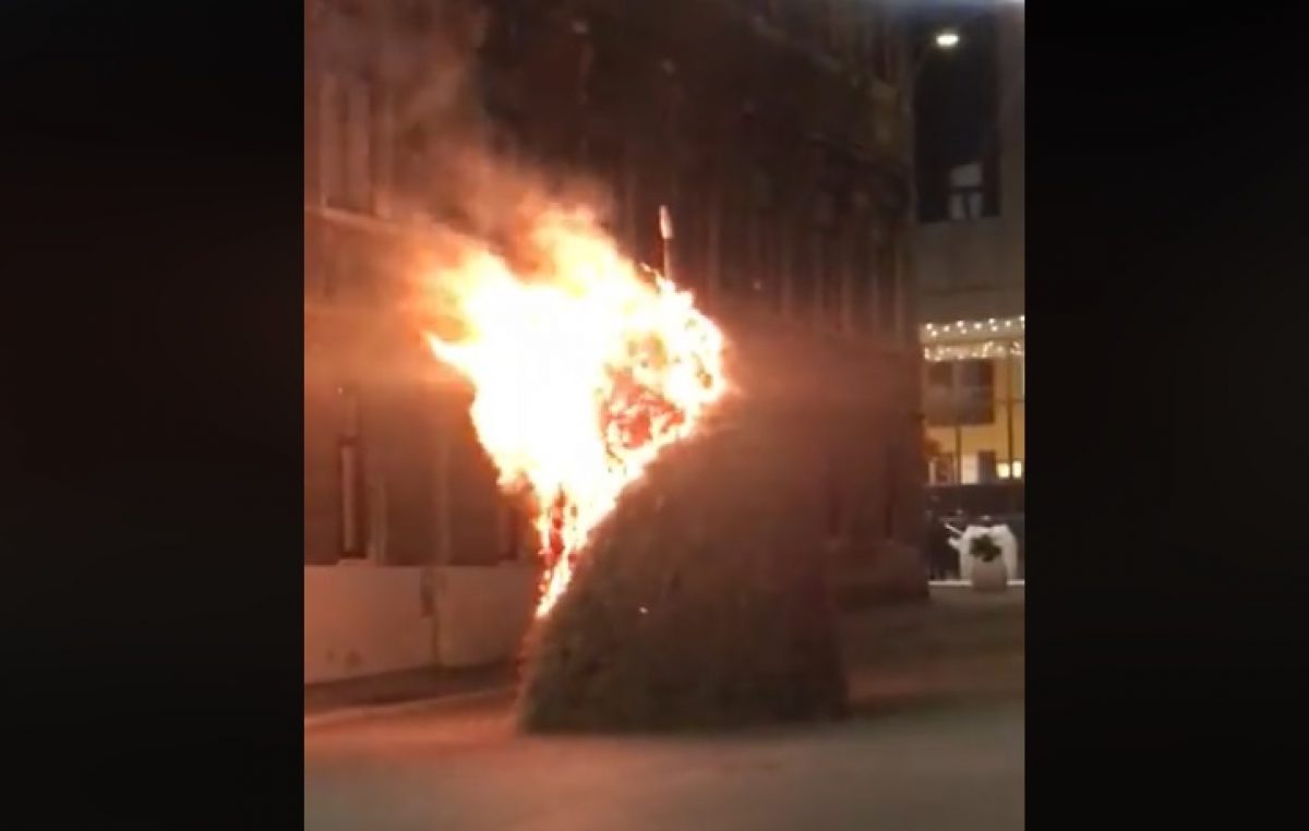 VIDEO ‘Vatrena reakcija’ na skulpturu: Zapaljen Kožarićev Stog sijena na Korzu