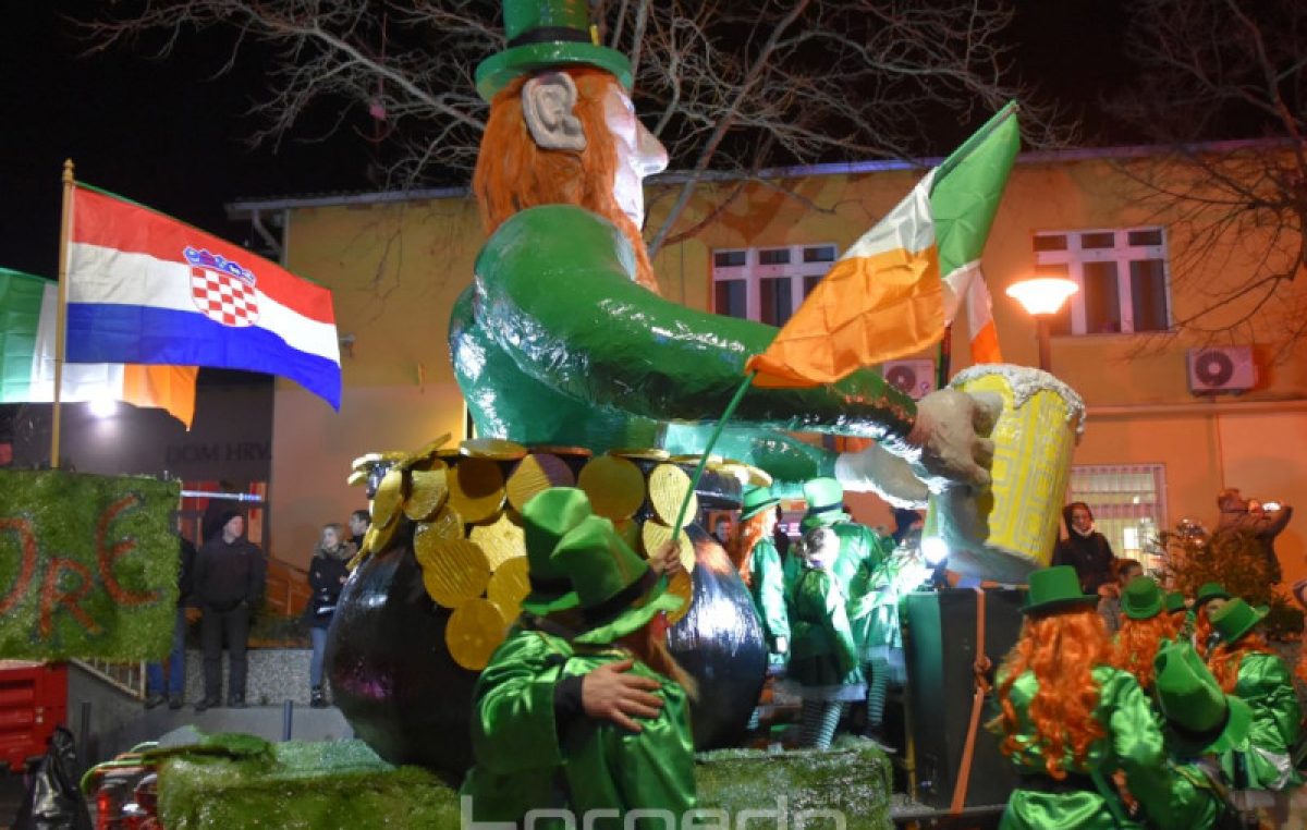VIDEO/FOTO Održan 21. Halubajski karneval: Noćno izdanje okupilo brojne maškare i ljubitelje karnevala