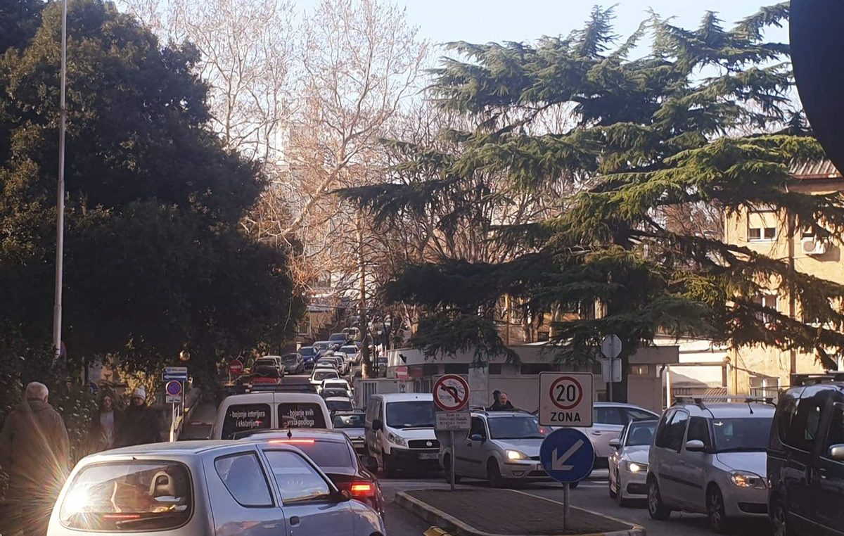 Prometni kolaps oko riječke bolnice: ‘Od ulaza do izlaza treba 45 minuta i taj đir plaćamo 10 kuna iako nismo parkirali’